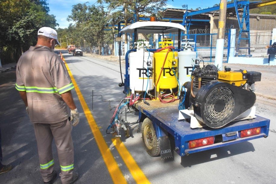 Avança serviço de sinalização viária em diversas vias de Cajamar