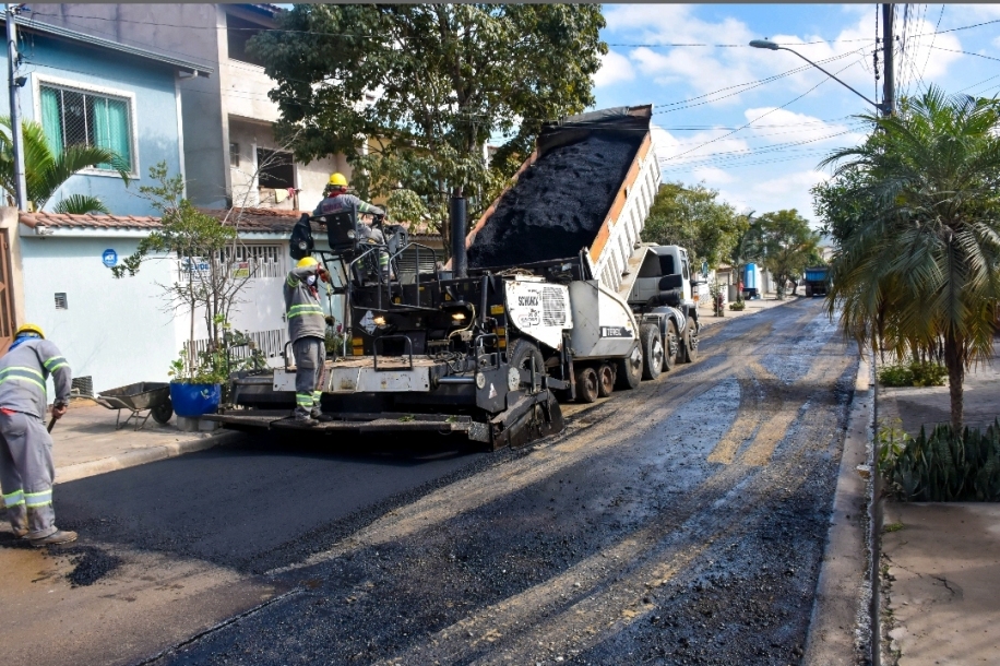 Operação Bairro a Bairro recapeia ruas do Portal dos Ipês