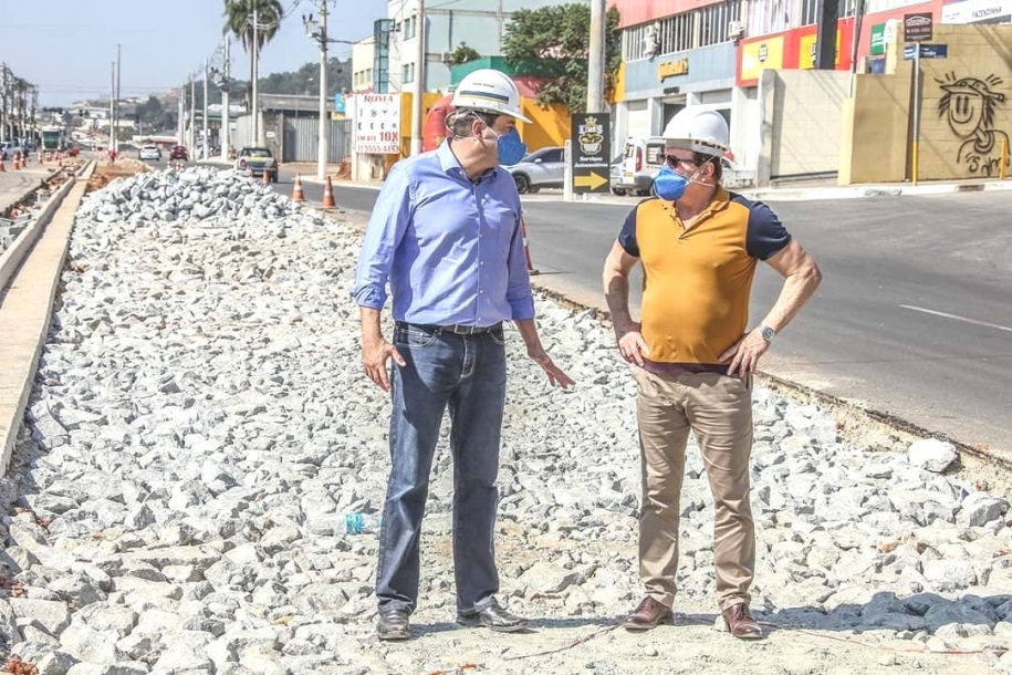 Cezar e Elvis vistoriam diversas obras em Santana de Parnaíba