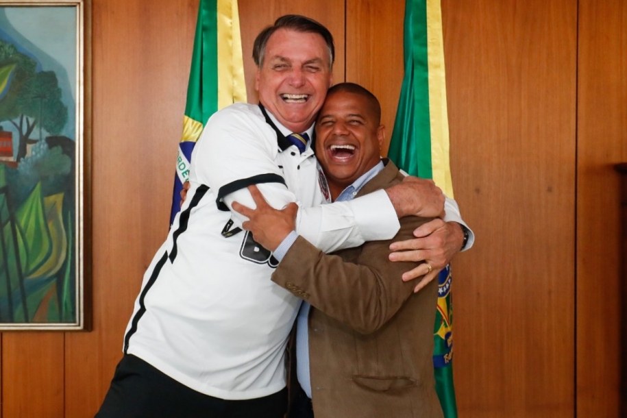 Bolsonaro posa usando camisa do Corinthians ao lado de Marcelinho