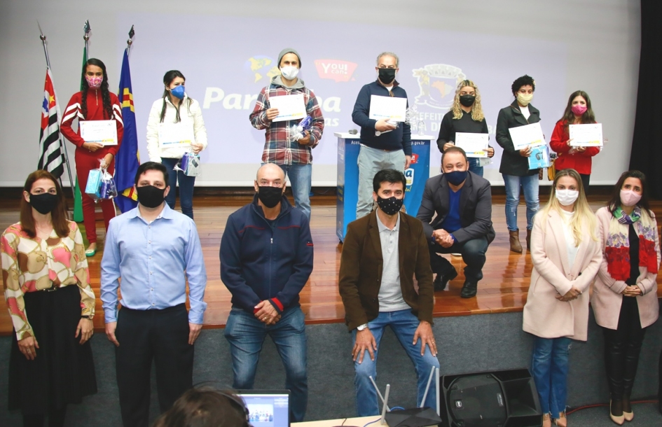 Parnaíba homenageia alunos que formaram na Plataforma de Idiomas