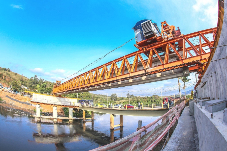 Primeira viga da Nova Ponte sobre o Rio Tietê é instalada