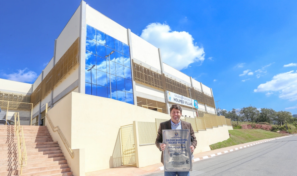 Elvis Cezar entrega Colégio Holmes Villar no Sítio do Rosário