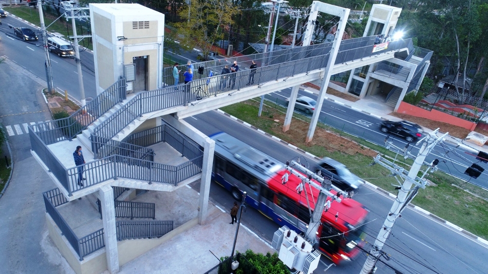 Passarela na Avenida Yojiro Takaoka melhora mobilidade urbana