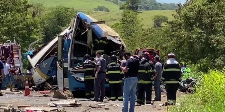 Acidente entre ônibus e caminhão deixa 41 mortos no interior 