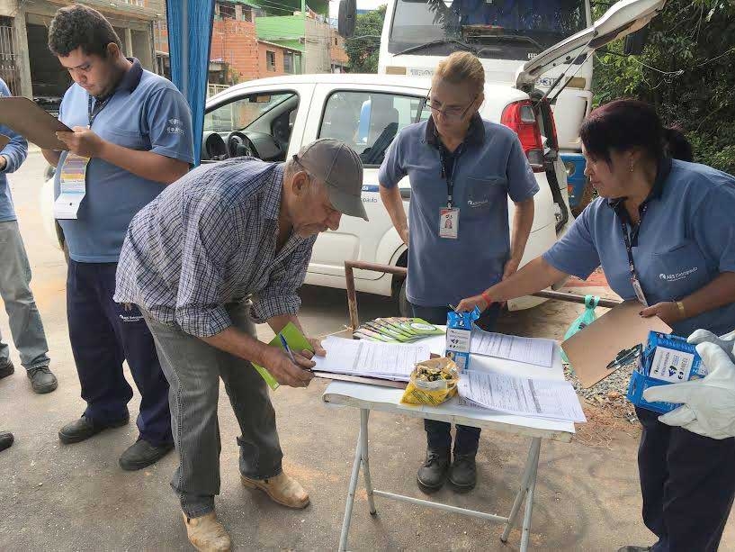 Moradores do Recanto Sombra do Ipê recebem lâmpadas econômicas 