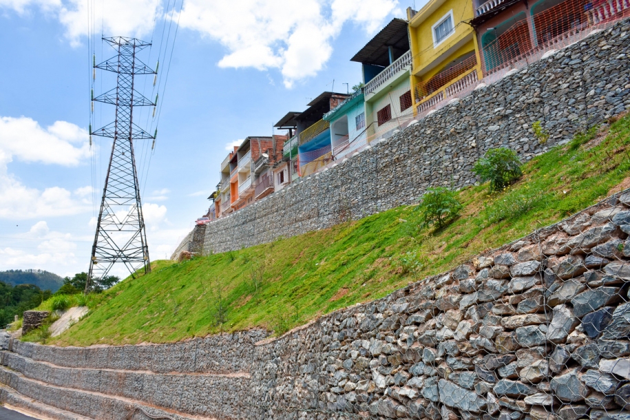 Muro de arrimo no bairro Santa Terezinha está concluído