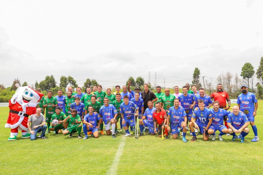 Pentacampeão Edmílson abre portas do FC Ska Brasil para moradores