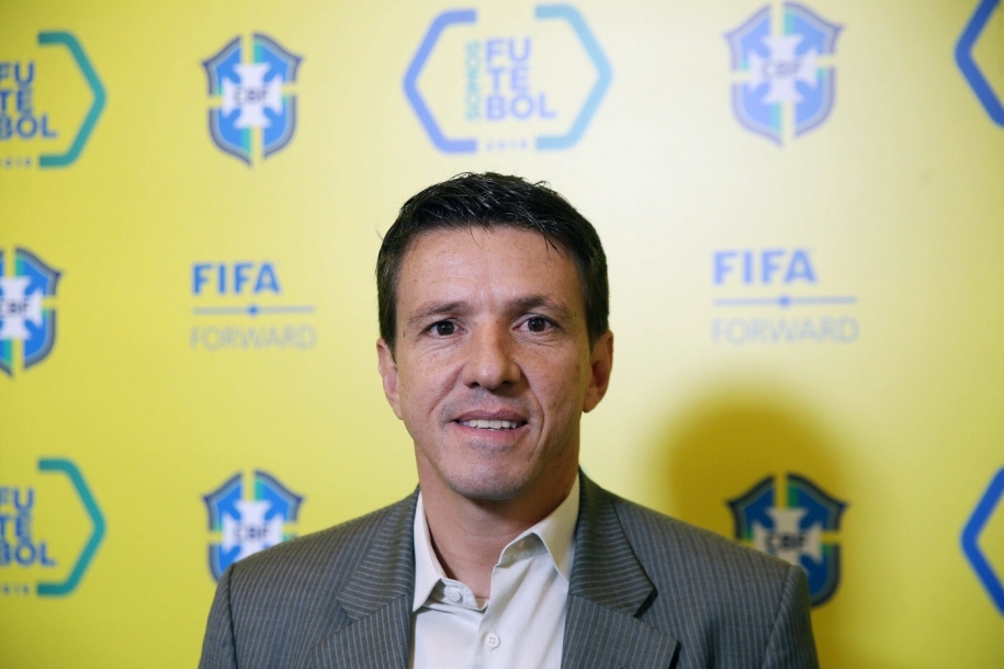 Elvis Cezar entrevista Juninho no Programa Brasil que Faz