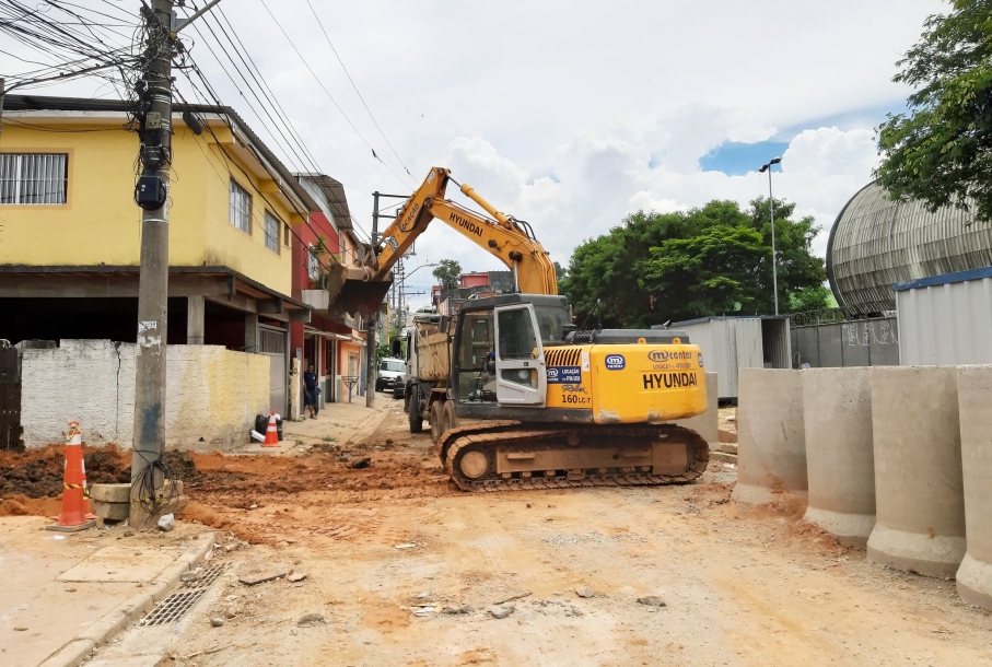 Reforço de drenagem beneficia moradores no Engenho Novo