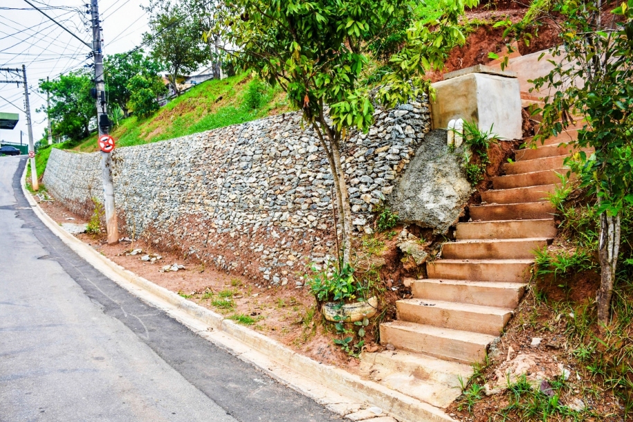 Construção de muro de gabião no Guaturinho previne deslizamentos