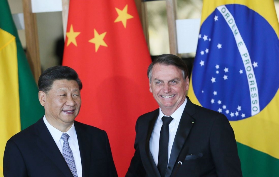 Bolsonaro tenta falar com Xi Jinping para liberar insumos
