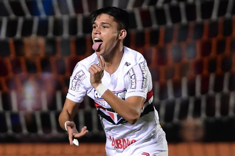 Ceni lamenta saída de Luiz Araújo e descarta perder mais atletas