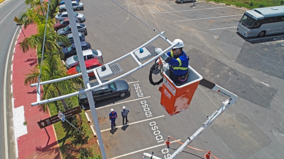 Moradores de Parnaíba podem solicitar troca de lâmpadas via Whats