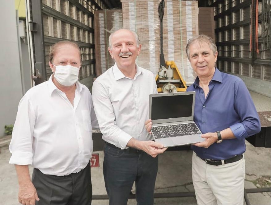 Barueri entrega cinco mil novos chromebooks para seus alunos 