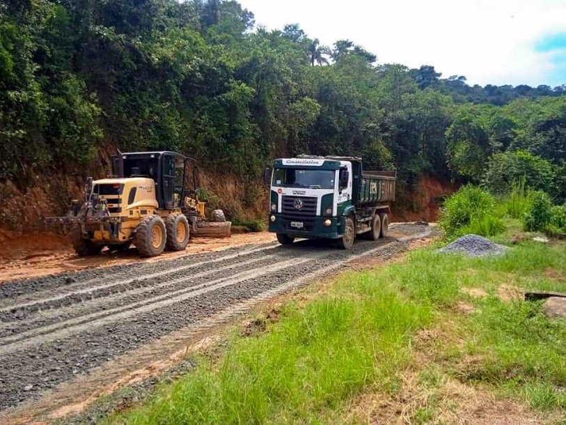Araçariguama realiza manutenção preventiva das estradas da cidade