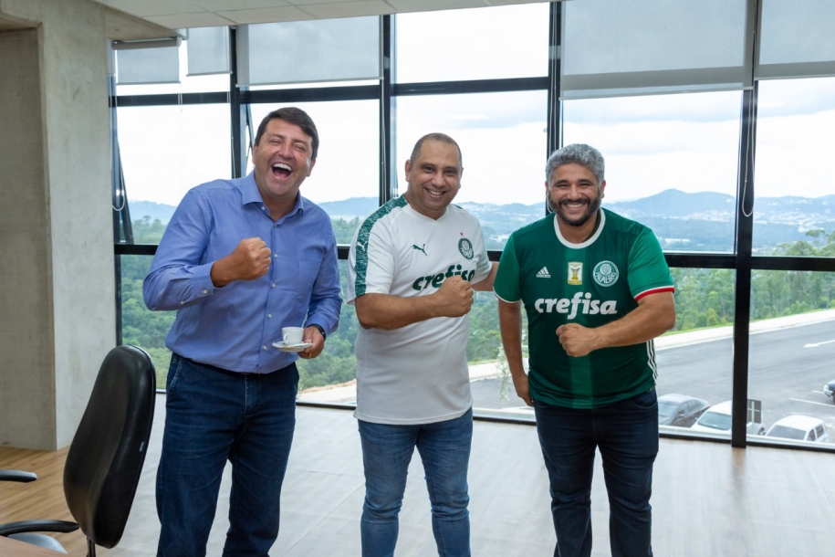 Marcos Tonho paga aposta feita com ex-prefeito Elvis Cezar