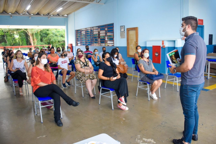 Danilo Joan dá posse a 50 novos servidores para área da Educação