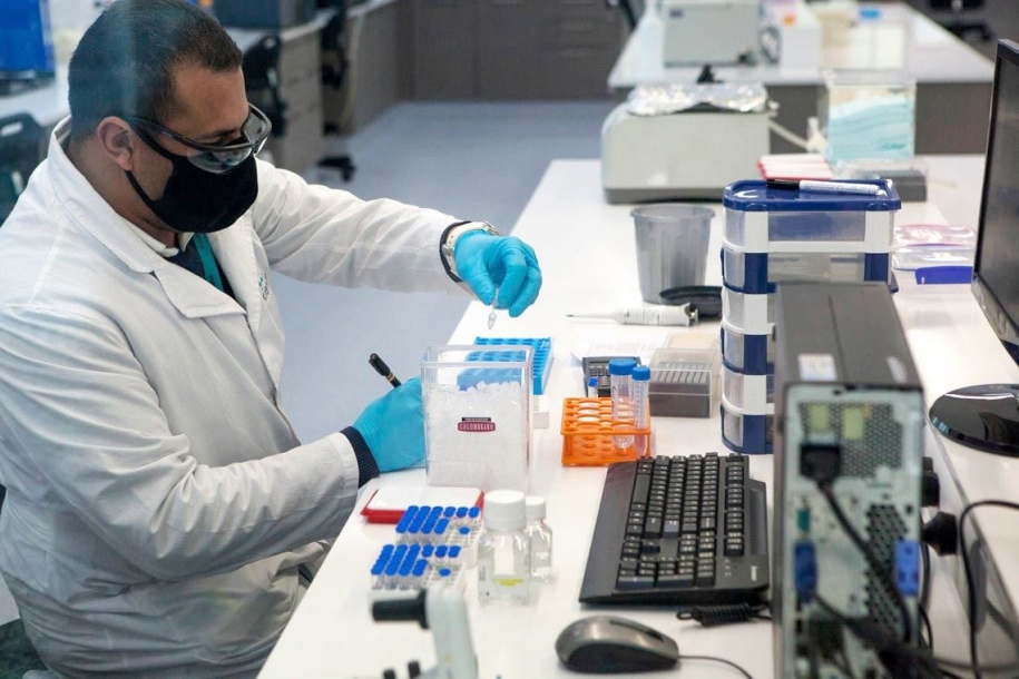 Primeiro lote de insumos da vacina de Oxford chega ao Brasil