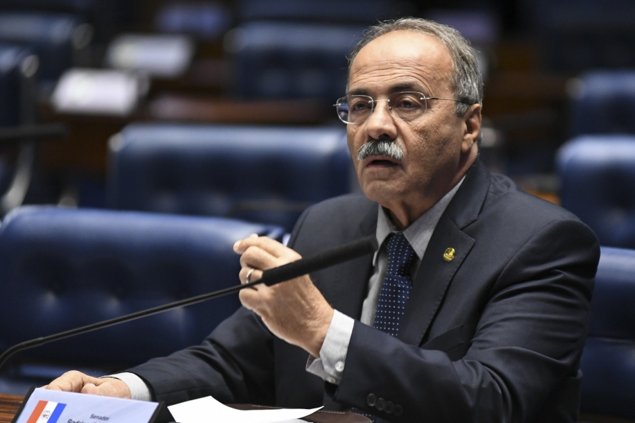 Senador flagrado com dinheiro na cueca retoma o cargo 