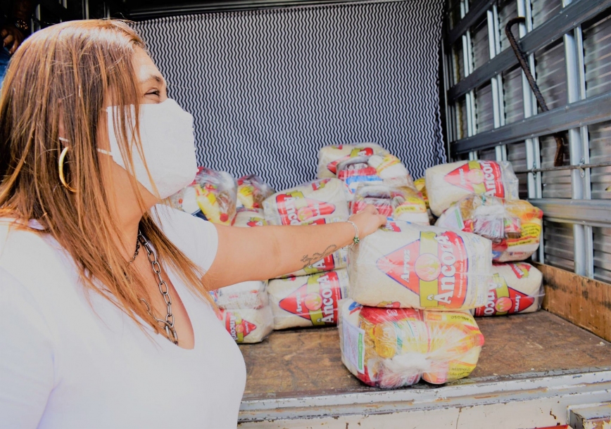 Primeira-dama Vanessa Ferreira promove ações sociais em Parnaíba