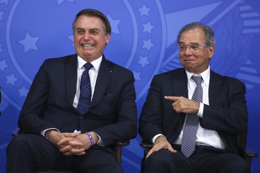 Bolsonaro zera imposto federal do diesel e gás de cozinha