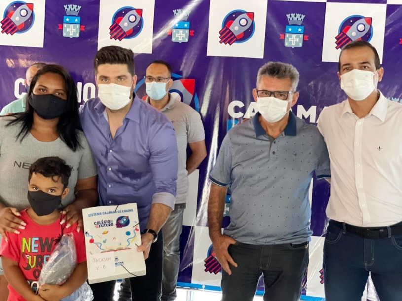 Danilo Joan entrega material escolar para iniciar o ano letivo