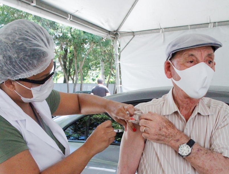 Idosos de 75 anos ou mais já estão sendo vacinados em Barueri