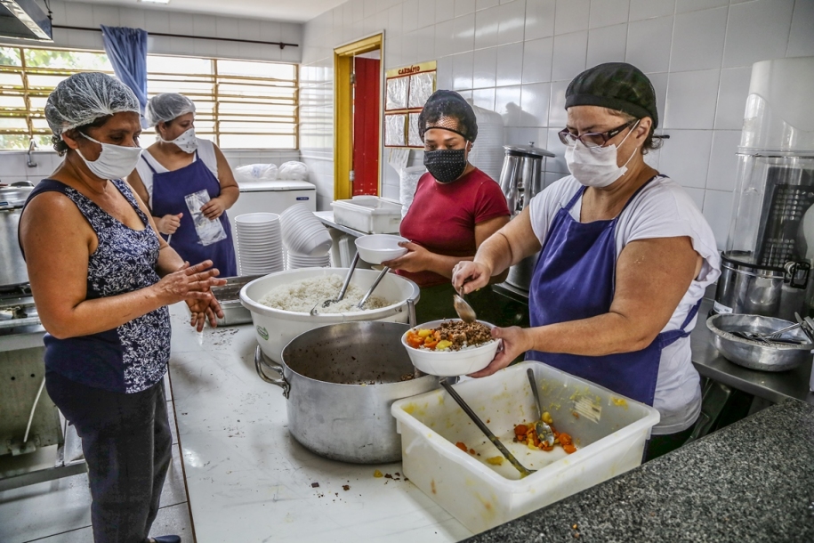Parnaíba realiza a entrega dos marmitex para alunos da rede