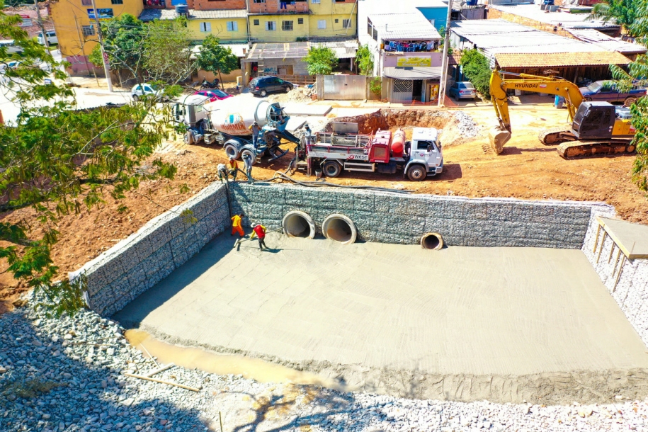 Obra para evitar enchentes na Vila União está 90% concluída