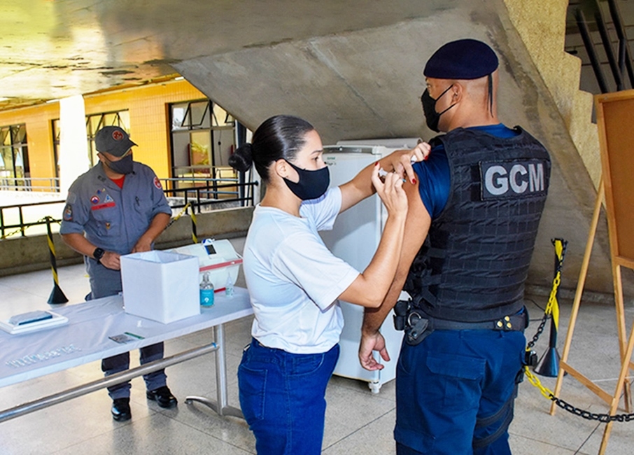 Guardas Municipais começam a ser imunizados contra a Covid-19