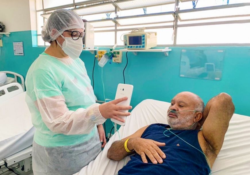 Cajamar disponibiliza tablet para pacientes falarem com familiar