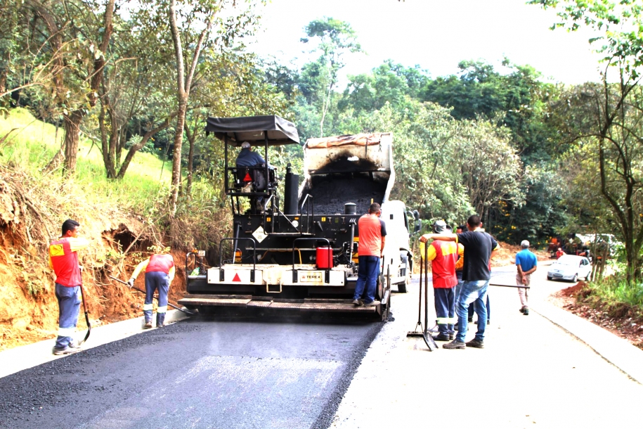 Rua Jerônimo Gonçalves, no bairro Cristal Park 3, está sendo asfaltada