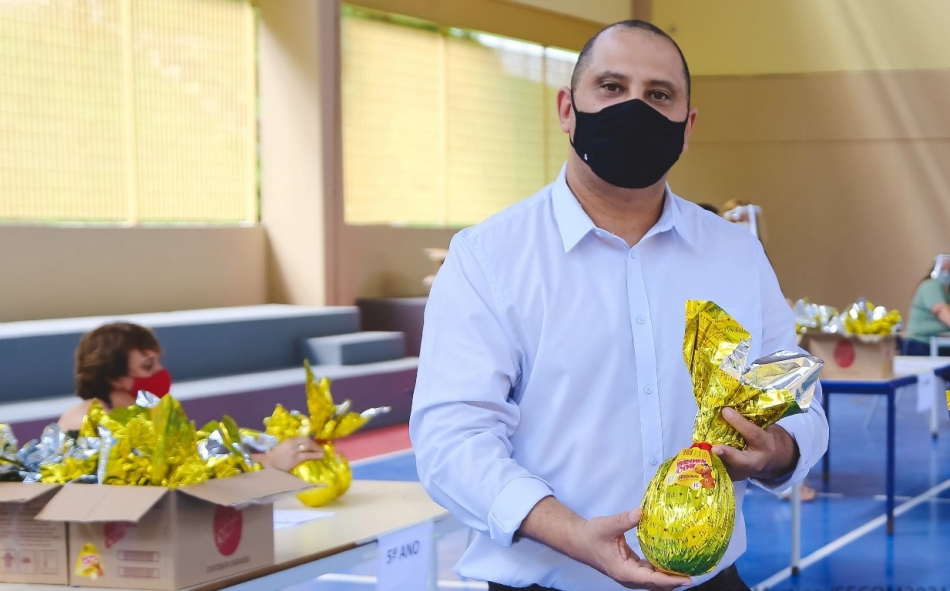 Marcos Tonho entrega mais de 30 mil ovos de páscoa para os alunos