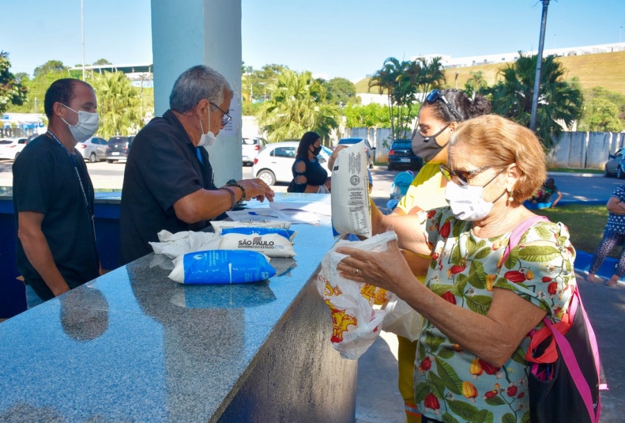 Fundo social de Cajamar distribui ovos de páscoa para as crianças