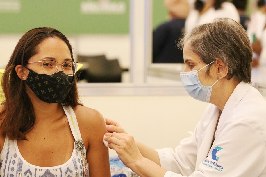 Cidades aceleram a vacinação dos profissionais da Educação