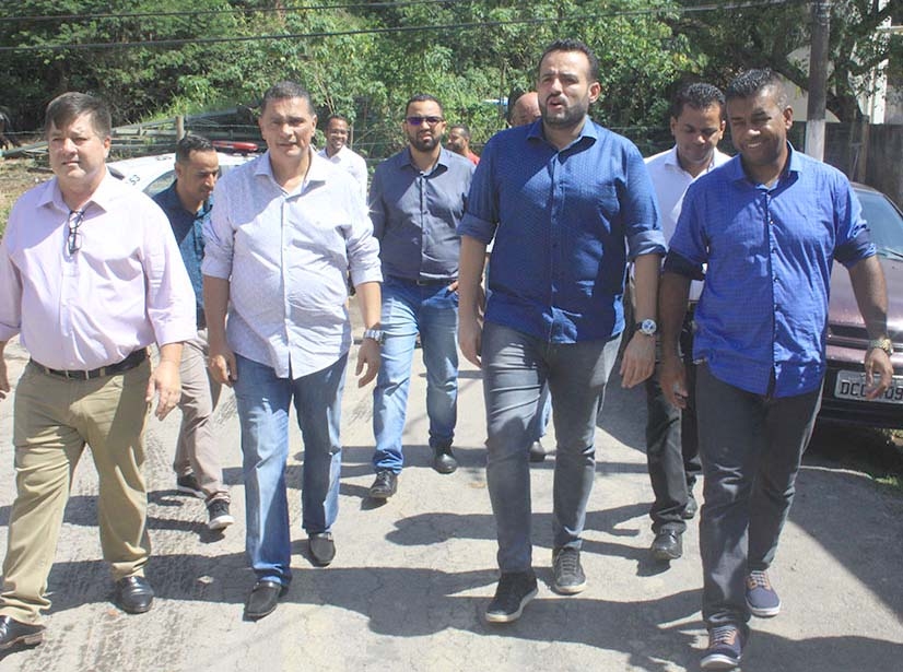 Ney Santos e vereadores de Embu das Artes visitam várias obras 