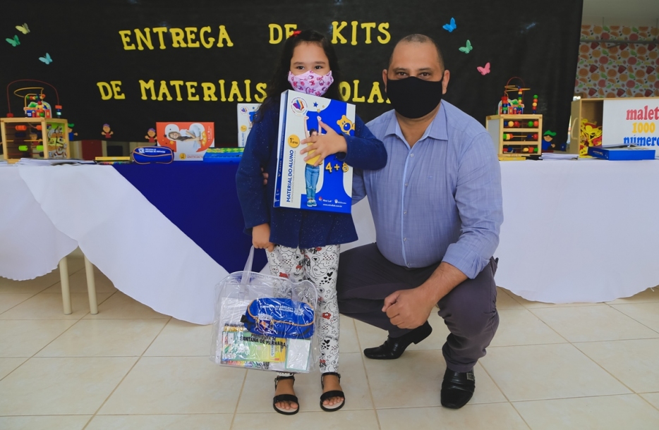 Marcos Tonho entrega mais de 30 mil kits de material escolar