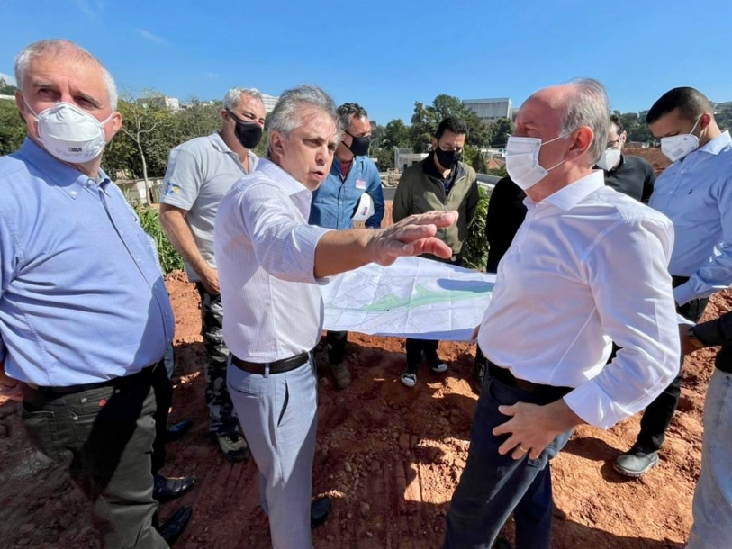 Furlan e Piteri vistoriam terreno do futuro Parque da Juventude