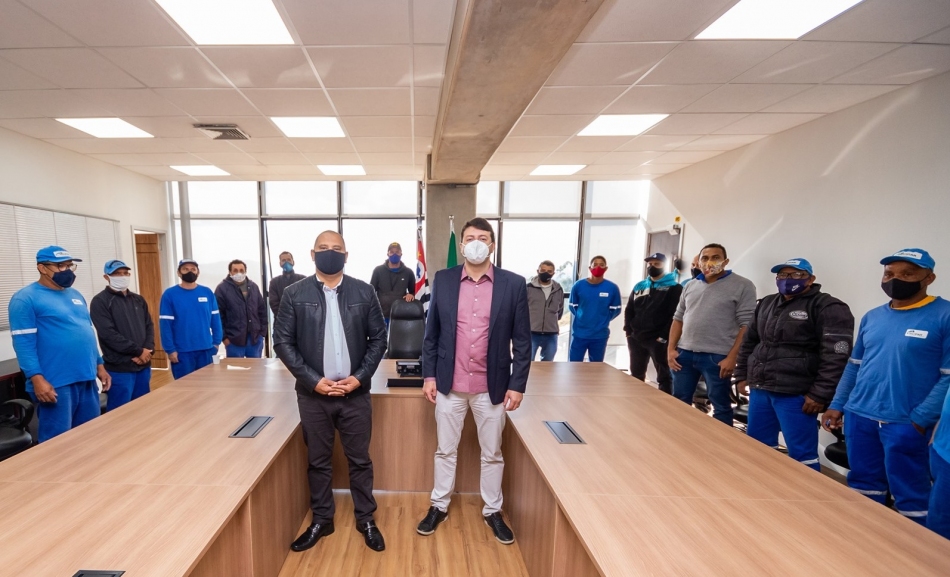 Marcos Tonho toma café com garis e homenageia os trabalhadores