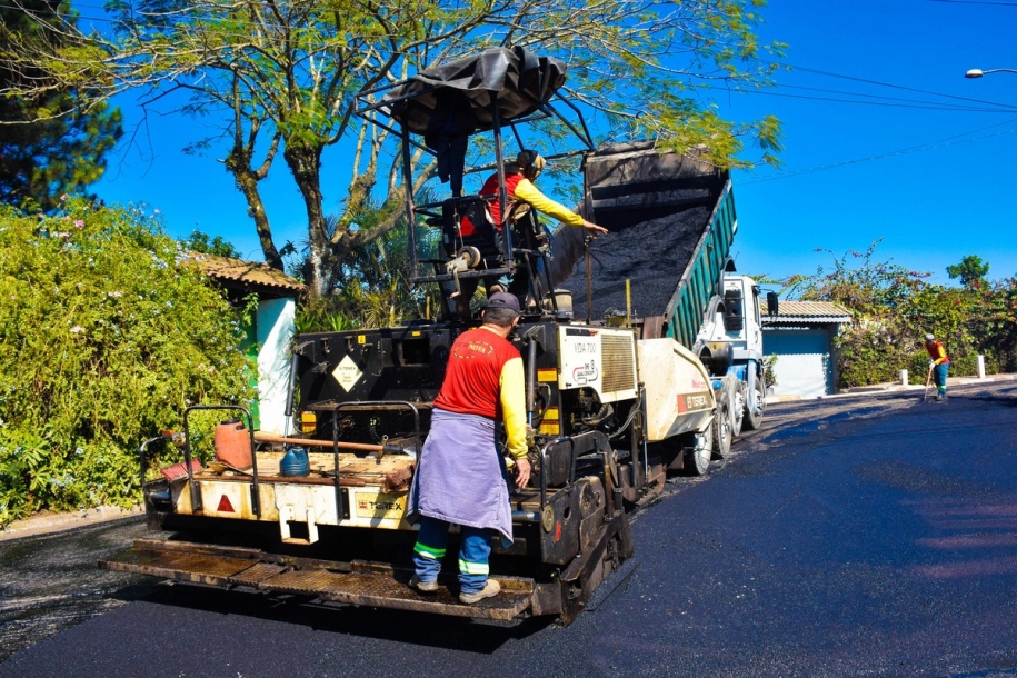 Rua Gilberto de Carvalho recebe recapeamento asfáltico