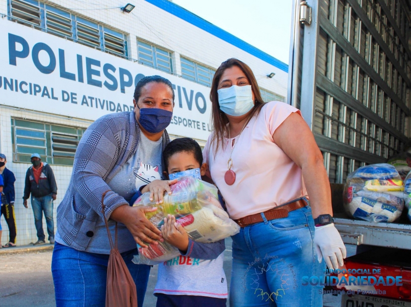 Vanessa Ferreira entrega mais de 100 cestas básicas no bairro 120