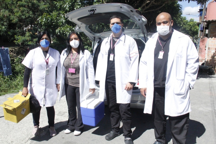 Pacientes acamados recebem vacinas em casa contra Covid-19