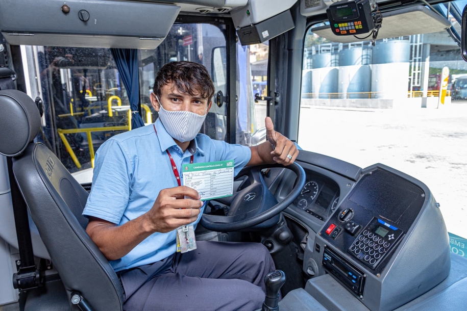 Motoristas e cobradores de ônibus vacinados contra coronavírus