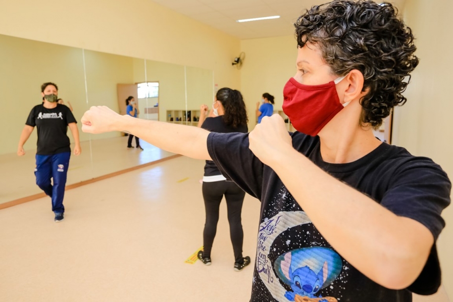 Mulheres participam de aulas de defesa pessoal, pilates e ritmos