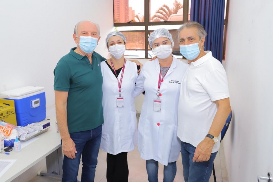 Rubens Furlan sai à frente e vacina professores de Barueri