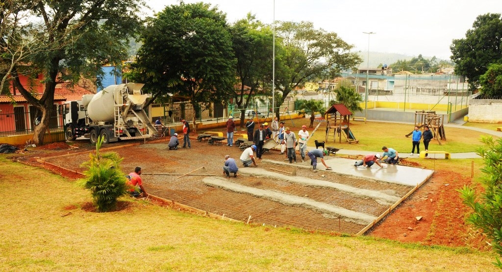 Quadra de basquete está sendo construída na Praça Alfredo Sória