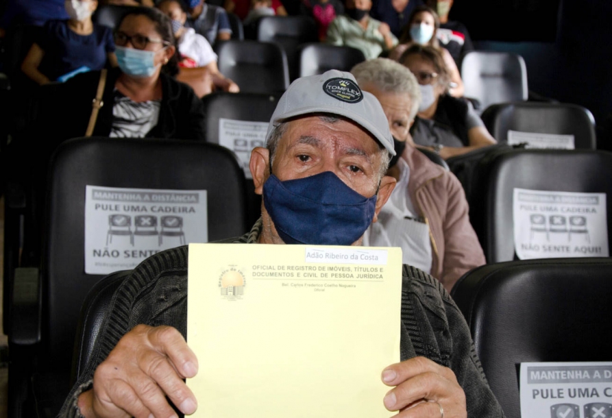 Jandira entrega título de Registro de Imóvel para 100 famílias