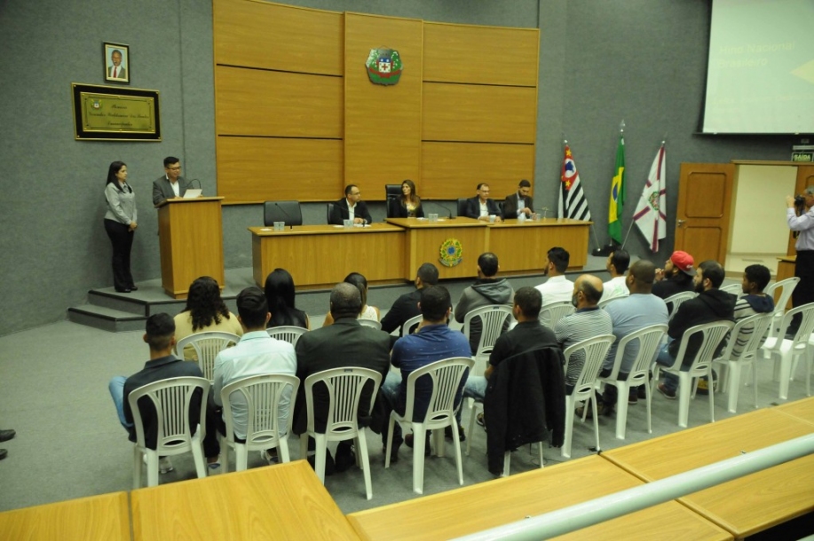 Moradores recebem certificados de cursos de capacitação profissional