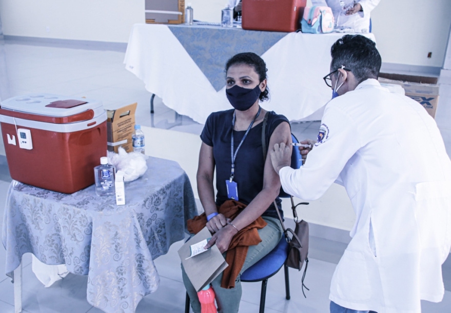 Parnaíba vacina mais de 1.500 profissionais da Educação